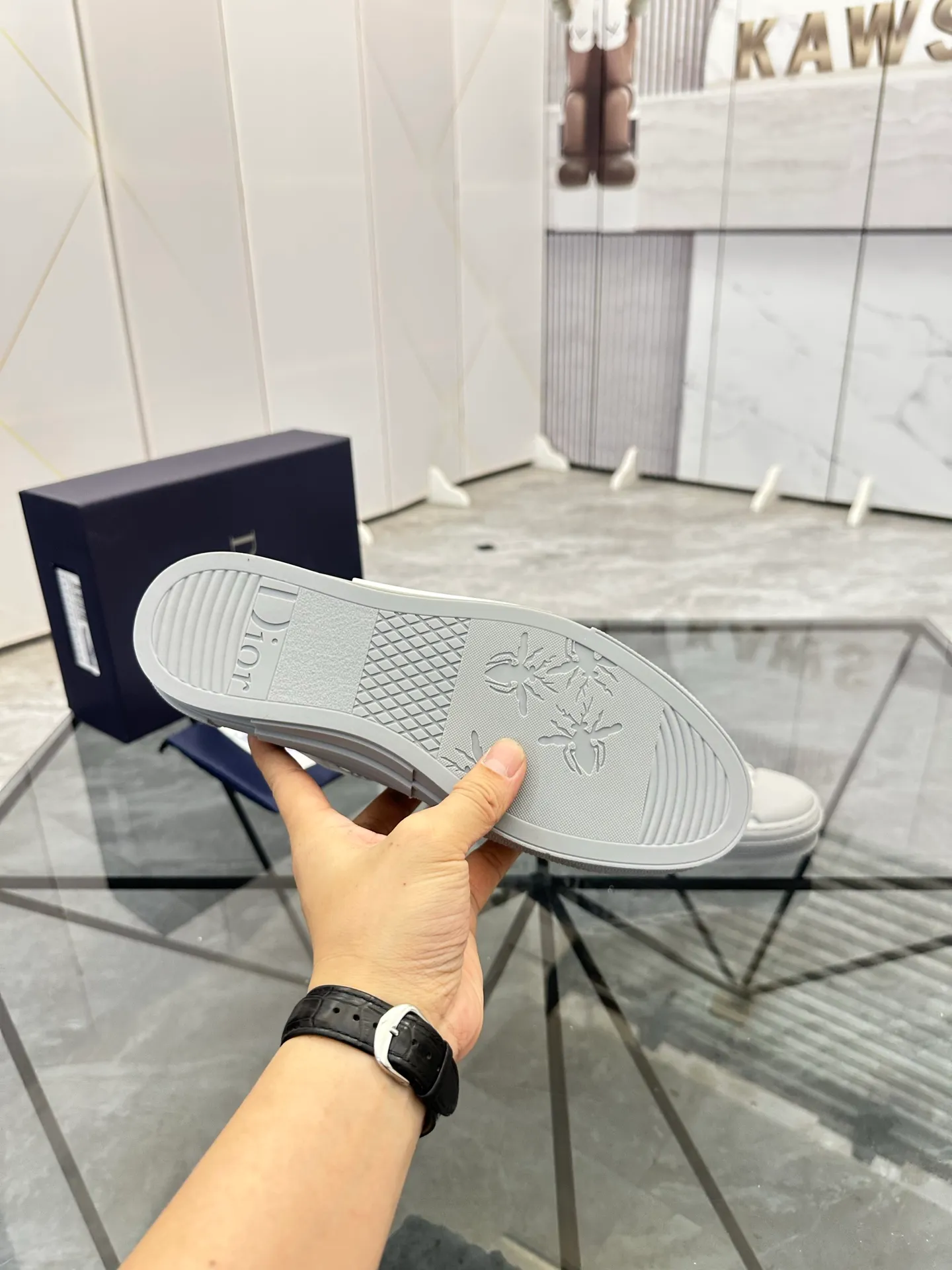 Selling men's shoes 💰: 💰P400¥ Product trademark: Dio* "Dior*" low-top casual shoes Regular size: 36-45 (can be customized to 46) Couple style B23 Product materials: Upper imported original fabric, breathable lining, original outsole. No.: 007